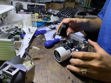 Thay LCD Cho Máy Chiếu Giá Tốt – Chất Lượng Cao, Uy Tín, Bảo Hành Dài Hạn